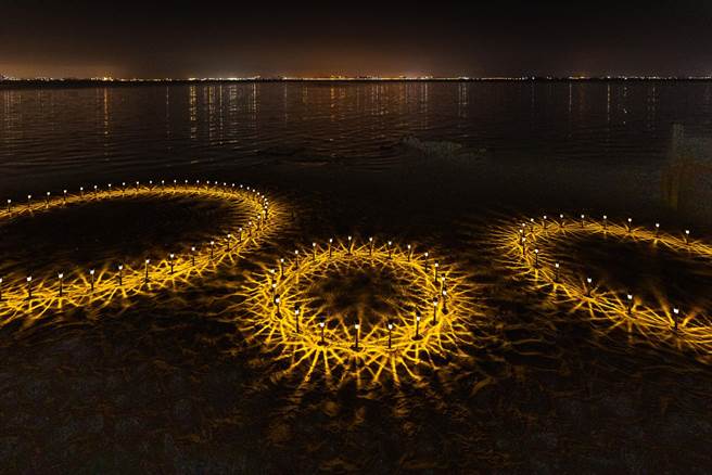 主打以灯火代替炮火，与厦门璀璨海岸隔海辉映的金门「金色寧静海洋艺术季」今天登场。（金门县府观光处提供）