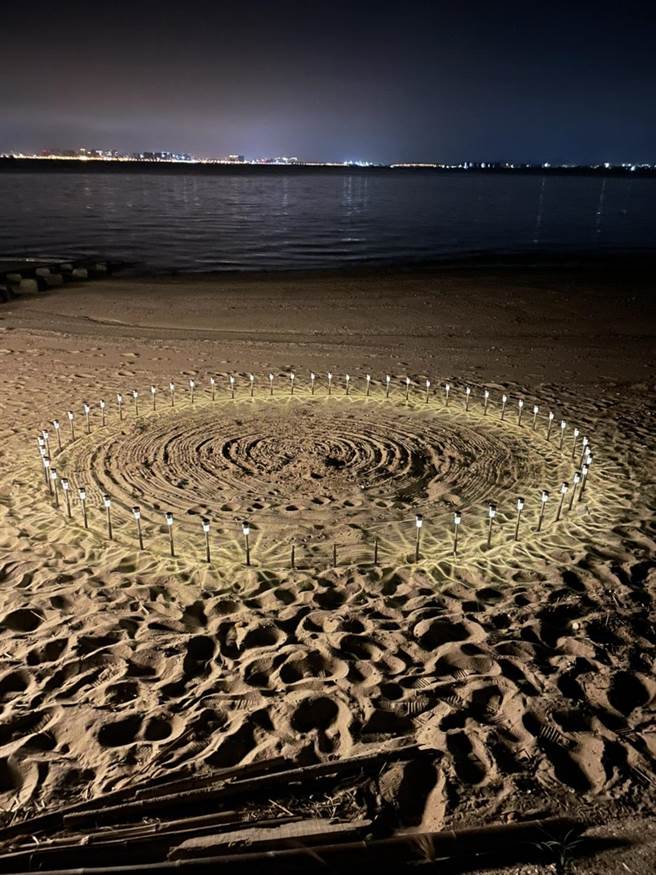 海岸艺术装置灯具遭窃，整体景观一下失色许多。（金门县府观光处提供）