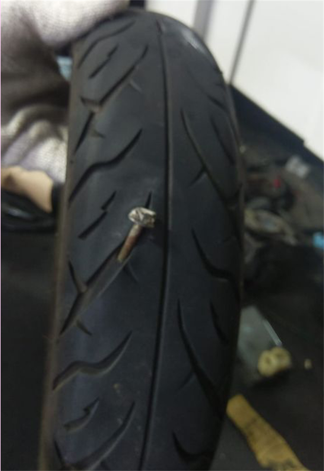 新北市议员何淑峯指出，接获民眾投诉塭仔圳路面满是钉子、玻璃，不少行经汽、机车轮胎都被刺破。（新北市议员何淑峯提供）