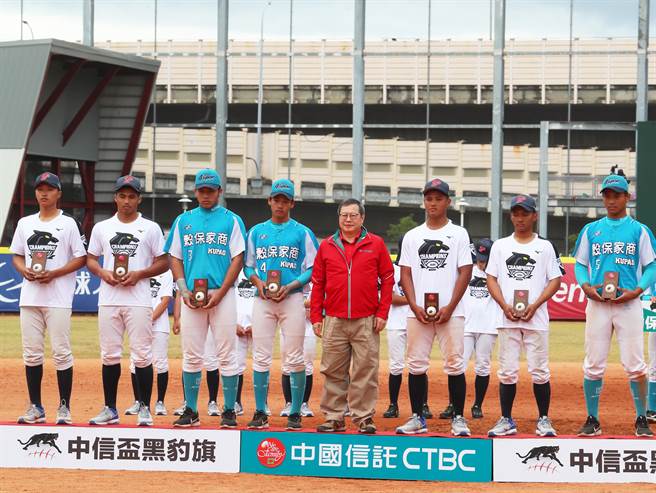 2020中信杯黑豹旗冠军战29日闭幕，中信银行副董事长詹庭祯（中）颁发本届最佳9人奖。（资料照，陈怡诚摄）