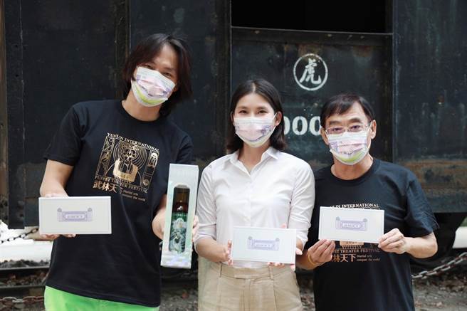 2021年云林国际偶戏节本月1日起登场，找来云林虎尾出身的艺人黄镫辉（左）担任podcast特辑主持人，和口若悬河的文观处长陈璧君（中）抬杠，笑料不断，右为霹雳布袋戏副董事长黄文择。（云林县文观处提供）