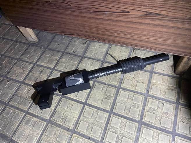 葉男持槍到福華市場向人嗆聲。（警方提供）