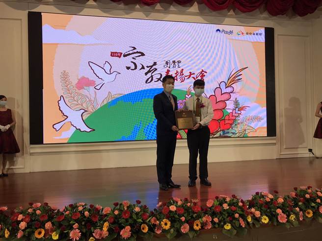 灵鹫山佛教教团获得「宗教公益奖」，由世界宗教博物馆国际事务专员吴承勋（右）代表领奖。（灵鹫山佛教教团提供）