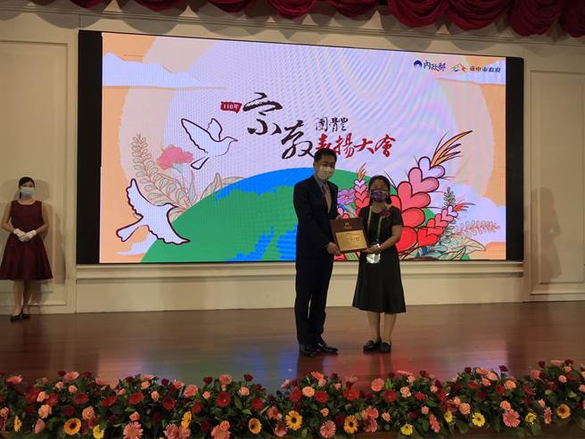 世界宗教博物馆发展基金会获「宗教公益奖」，由副执行长范敏真（右）代表领奖。（灵鹫山佛教教团提供）