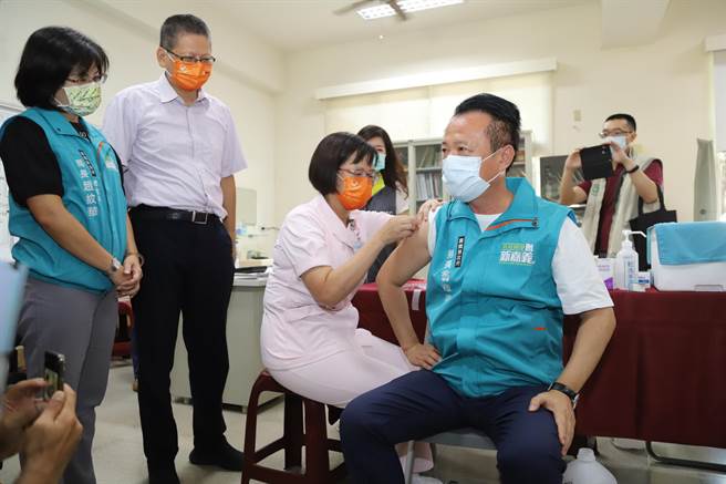 嘉义县长翁章梁今天接种流感疫苗。（张亦惠摄）