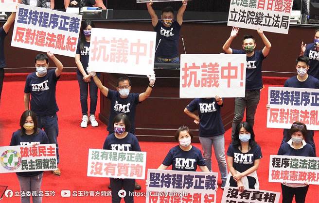 因不满「3+11」专案报告内容，国民党团今日（1）再度杯葛行政院长苏贞昌施政总质询，动员占领立法院议场发言台及官员席。（图／取自吕玉玲脸书）