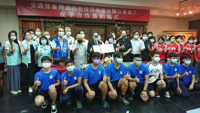 台鐵與公東高工產學合作，未來27位學生有機會至台鐵工作。（蔡旻妤攝）