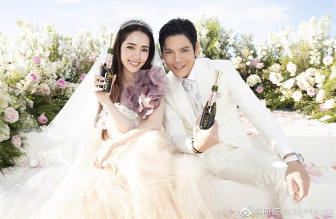 女星郭碧婷和香港娛樂大亨向華強兒子向佐結婚。(圖/ 摘自向佐微博)
