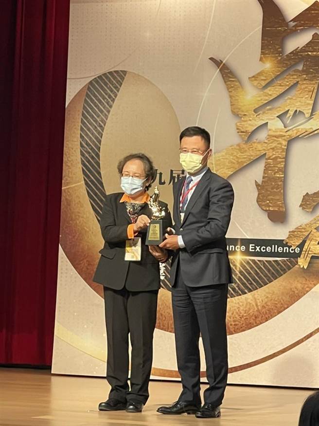 金管会副主委萧翠玲（左）颁奖给国泰人寿总经理刘上旗（右）。（图／彭祯伶）
