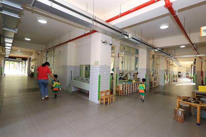 东峰国中「中道楼」拆除重建完工启用，新校舍一楼设置东峰非营利幼儿园，二楼为东峰国中图书馆暨社区共读站，设置数位视听中心及多功能学习空间。（冯惠宜摄）