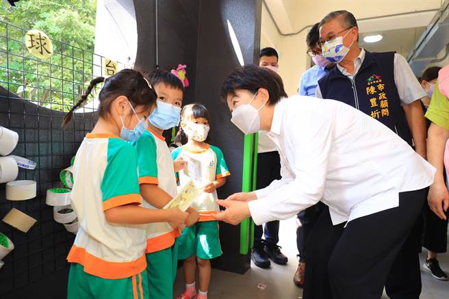 107年6月107年拆除重建，并于109年年底完工，校方1日举行新校舍暨东峰非营利幼儿园落成启用典礼，市长卢秀燕也亲自到场出席启用典礼。（冯惠宜摄）