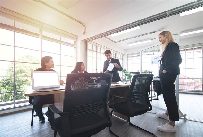 有位英國女子因公司不准早退憤而離職，最後反而創業成功。（示意圖／shutterstock）
