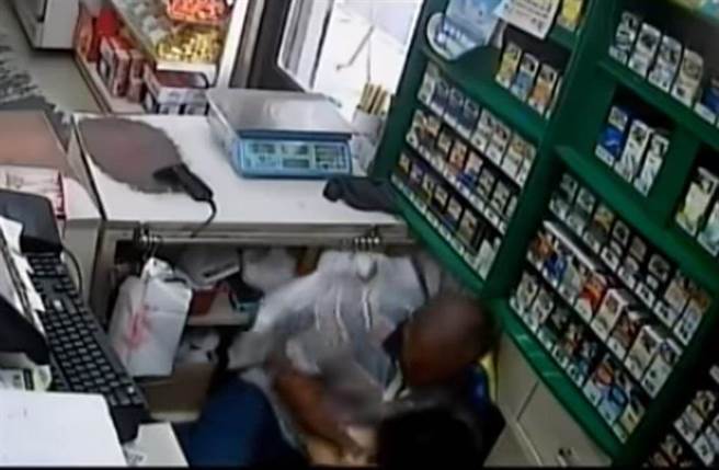 有精神病史的杨男，跳进柜台内压住潘姓女店员狂戳猛挖双眼，引发公愤。（图／播摄自画面）