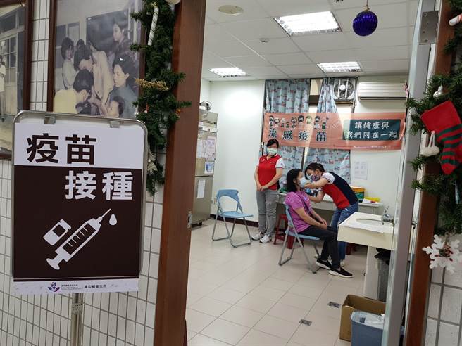 流感疫苗即日起开放接种，民眾可前往合约医疗院所施打。（新竹县政府提供）
