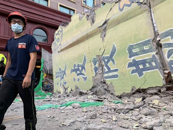 位在花蓮市國聯五路上的漫波假期飯店，今日（1）下午三點許進行拆除作業時，大樓因不明原因發生突然發生倒塌意外。（記者王志偉攝）