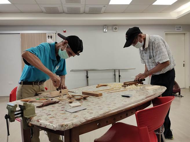 多功能日照中心设计丰富多元活动，更着重在地文化的结合，让长辈开心参与，这是花莲光福多功能日照成立的木工班。(图/一粒麦子基金会提供)