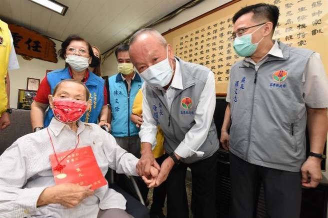苗栗县长徐耀昌1日上午探访立委陈超明百岁人瑞母亲陈林白菜。（苗栗县政府提供／谢明俊苗栗传真）