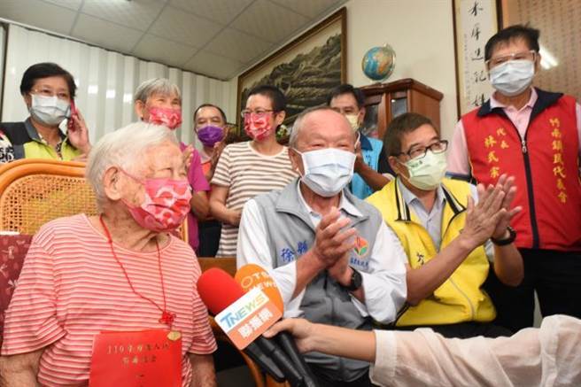苗栗县长徐耀昌1日上午探访全县最高龄女性人瑞竹南镇109岁的陈萧曲妹。（苗栗县政府提供／谢明俊苗栗传真）