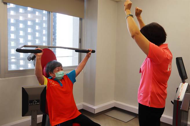 引进荷兰HUR运动復健设备，训练长辈的肌耐力，被长辈形容像是他们专属的健身房，治疗师与照服员则是专属的健身教练。(图/一粒麦子基金会提供)
