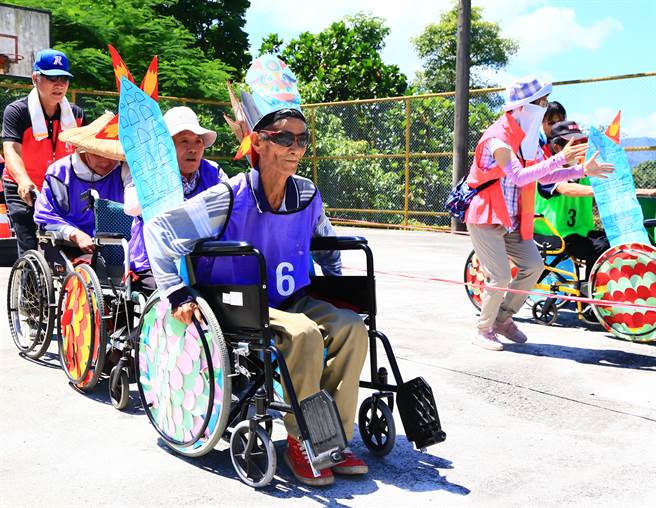 日间照顾中心追求的，不单是让长辈老在一起，更要「开心」的老在一起。瞧！2020年参加创意龙舟赛的长辈，玩得很快活。(图/一粒麦子基金会提供)