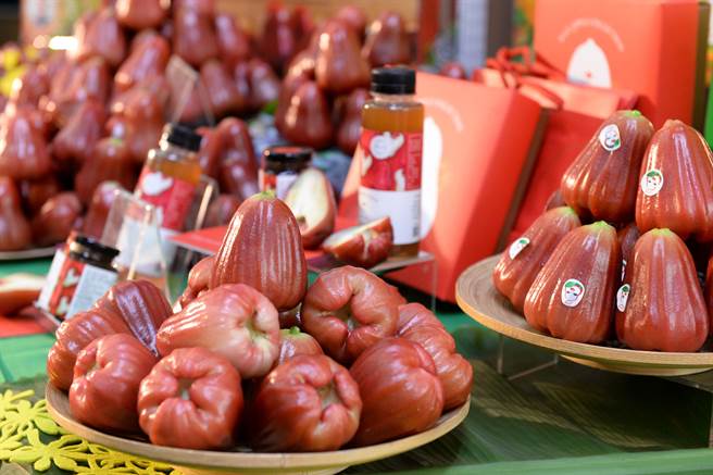 农委会23日宣布「好释连莲」释迦、莲雾预购平台上线，邀请各界力挺台湾农业，一同支持国产优质水果。（图／王德为）