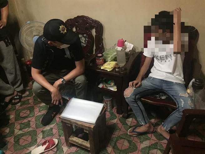 高雄14岁少年辍学在家，少年队侦查佐何俊逸勤关怀，突破心防，让少年重返校园。（高市警局少年队提供／石秀华高雄传真）