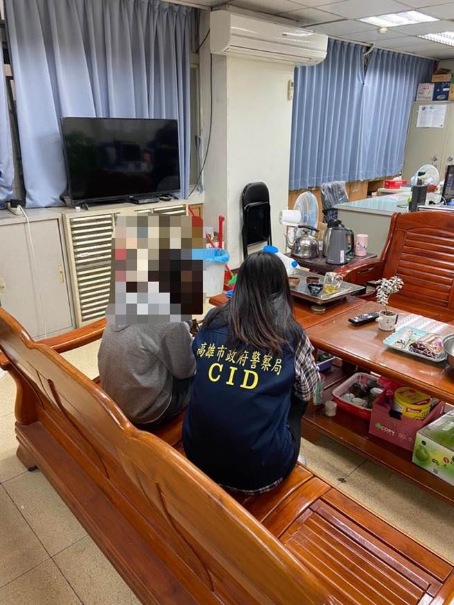 高市少年队警方每日对14岁少年的母亲嘘寒问暖，取得和少年面对面机会，成功卸下心防，让少年回归校园。（高市警局少年队提供／石秀华高雄传真）