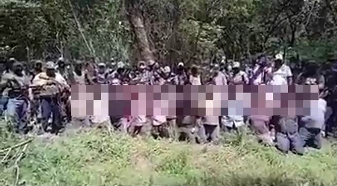 墨西哥毒梟集團「Los Tlacos」處決敵對幫派20名俘虜，並且將屍體棄置在懷疑與敵對幫派有密切關係的市長之辦公室外，行徑囂張。（圖／摘自Twitter）