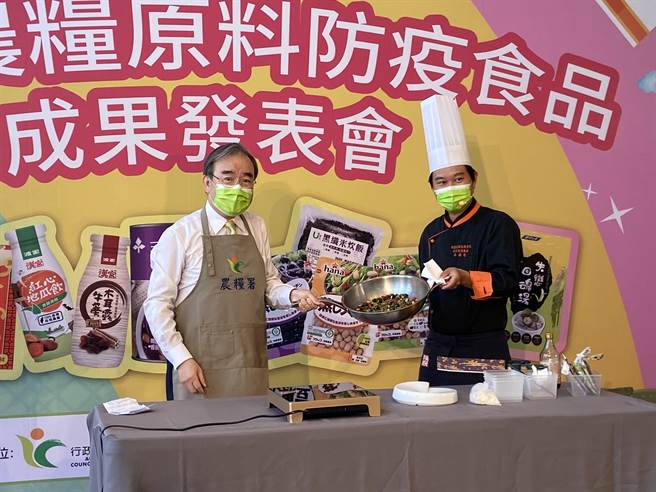 农粮署长胡忠一（左）穿起围裙，化身型男主厨，拿起锅铲快速煮出美味菜色。（卢金足摄）