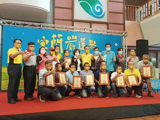 宜兰县长林姿妙（后排中）与入选得奖的农民一同合影，携手行销 「宜兰严选米」。（胡健森摄）