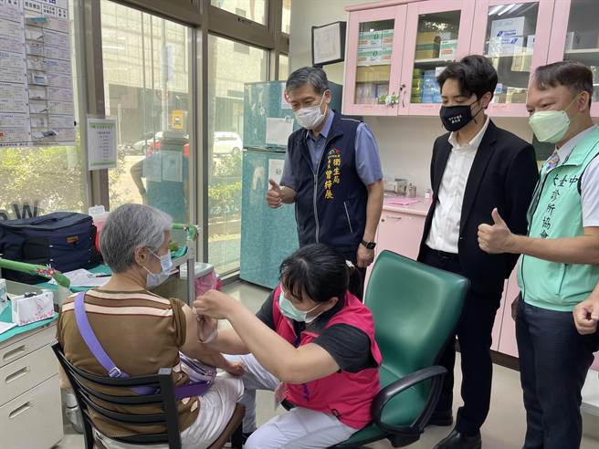 台中市公費流感疫苗10月1日開打，衛生局長曾梓展（右三）也特別到中西區衛生所了解民眾接種狀況。（馮惠宜攝）