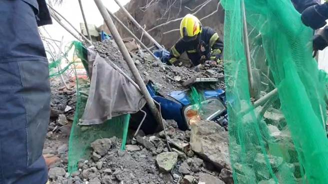 位於花蓮市國聯五路的漫波飯店1日下午進行拆除作業時，突然倒塌。（民眾提供）