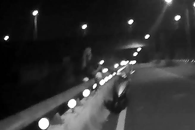 大里男子失念恋想不开，跨坐大里大卫桥栏杆上欲寻短。（雾峰分局提供／黄国峰台中传真）