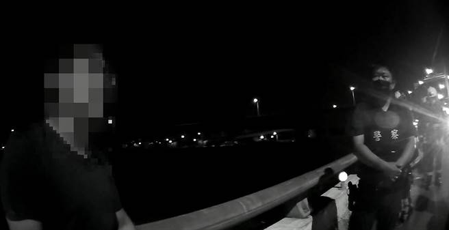 大里男子失念恋想不开，跨坐大里大卫桥栏杆上欲寻短，经雾峰分局大里分驻所员警苦口婆心开导下，才打消寻短念头。（雾峰分局提供／黄国峰台中传真）