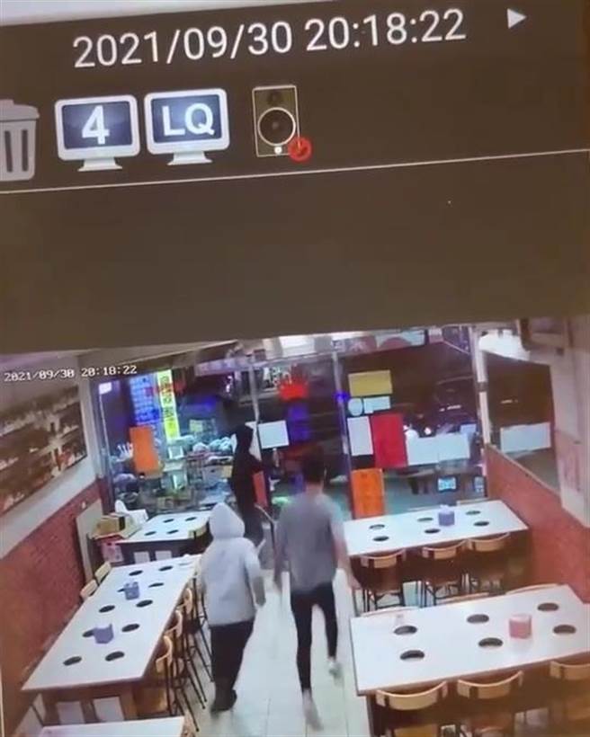 3名惡煞闖入南港一家火鍋店持鐵條攻擊老闆。(翻攝照片／林郁平台北傳真）
