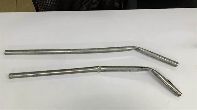 警方從車內起獲作案用鐵條。(翻攝照片／林郁平台北傳真）