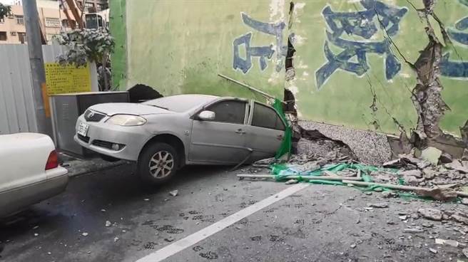 花莲市漫波饭店1日下午进行拆除作业时，突然整栋倒塌，有停放在路边的轿车被瓦砾砸中。（民眾提供）