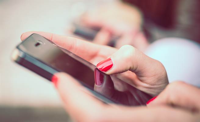 一位清大生在向学姊以3500元购买一台二手冰箱，不过，面交当天却发现学姊竟在当天用1800元价格入手，直接「当冲」转卖他近两倍价格来赚取价差。（示意图／Shutterstock）