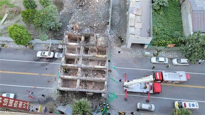 花蓮市漫波飯店1日下午進行拆除作業時，突然整棟倒塌，直直壓在國聯五路上。（民眾提供）
