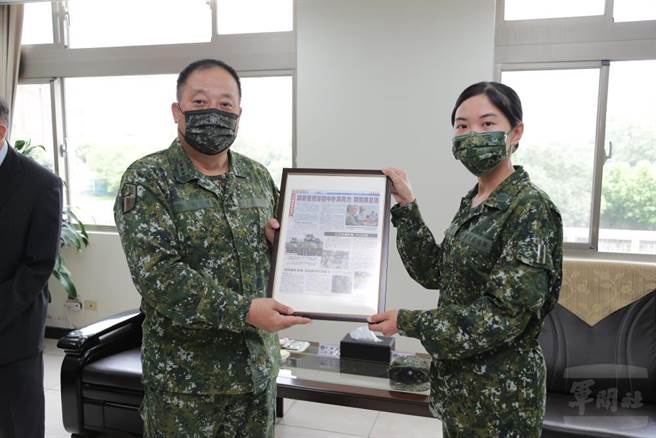 陸軍司令徐衍璞上將表揚操演有功官兵。軍聞社提供
