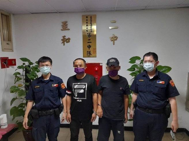 保大攔檢車輛，意外查獲通緝犯及槍彈。(翻攝照片／林郁平台北傳真）