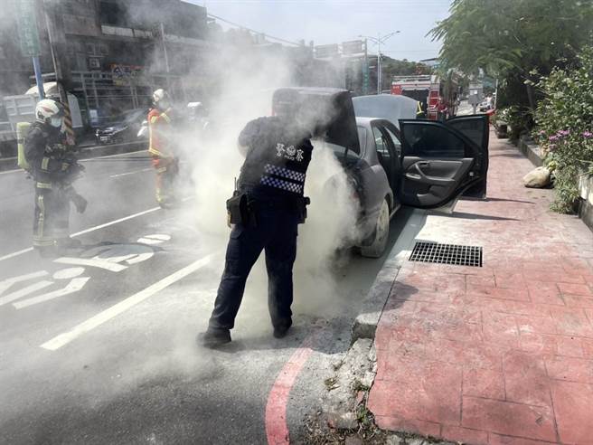 桃园市龟山区昨昨天有车辆行驶中突然冒出白烟，员警随即借灭火器扑灭火势。（翻摄照片）
