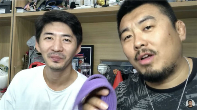 新冠疫情爆发期间前往武汉採访的陈秋实(左)在失踪一年多后，30日现身格斗狂人徐晓冬(右)的直播节目。（图／Youtube截图)