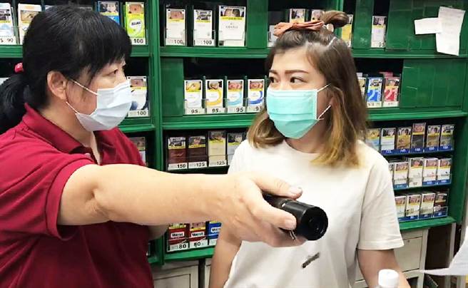 遇劫超商備妥辣椒水給店員防身，避免憾事再發生。(翻攝畫面)