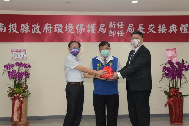 南投县环保局长1日交接，李易书（右）上任、方信雄（左）卸任。（南投县政府提供／廖志晃南投传真）
