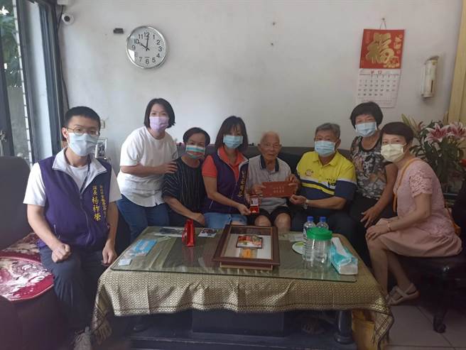 新北市莺歌区公所为感谢长辈在地的付出，区公所也逐一前往百岁人瑞家中拜访，并致赠百岁人瑞2万元重阳礼金、金锁片及彩陶奖牌。其中，有对岁数合加超过200岁的人瑞夫妻，也向区长透露独门保养秘方。（莺歌区公所提供）