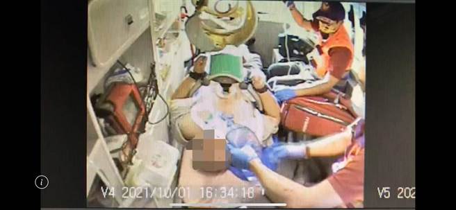 桃园市桃园区65岁赖姓民眾1日下午从地下室开车至一楼时，疑似中风昏迷，撞到电杆后停下，消防局赶紧送医急救。（翻摄照片）