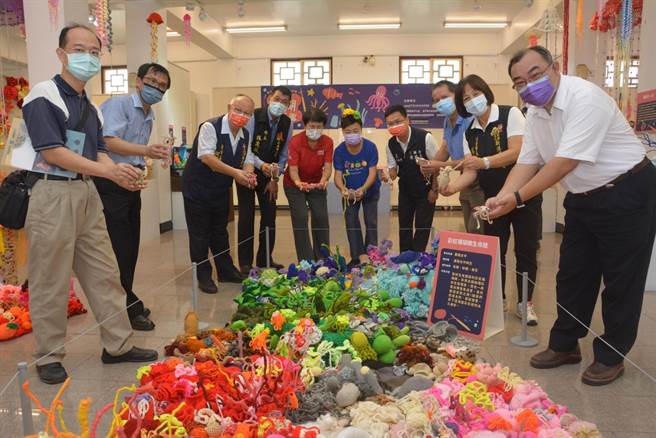 国立海洋科技博物馆主办的「珊瑚很有事海洋教育巡迴特展」今年最后一场1日在奉天宫二楼开展，让民眾拜妈祖也能长知识。（新港奉天宫提供／张亦惠嘉县传真）