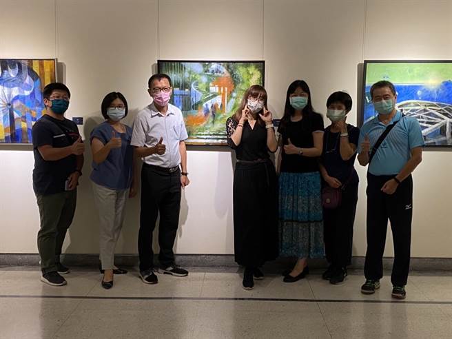 国立南投高商校长何景标（左三），参观刘子卉创作展。（南投高商提供／廖志晃南投传真）