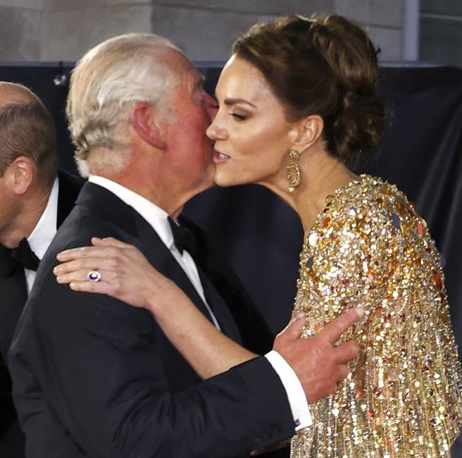 劍橋公爵夫人凱特9月28日在倫敦出席《007：生死交戰》（No Time to Die）的全球首映會時，和公公查爾斯王儲在紅毯上真情擁抱。（美聯社）